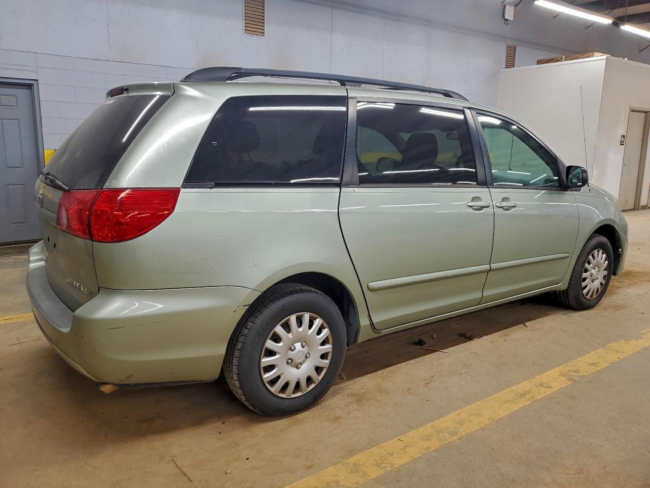 2010 Toyota Sienna Ce - Фото 3