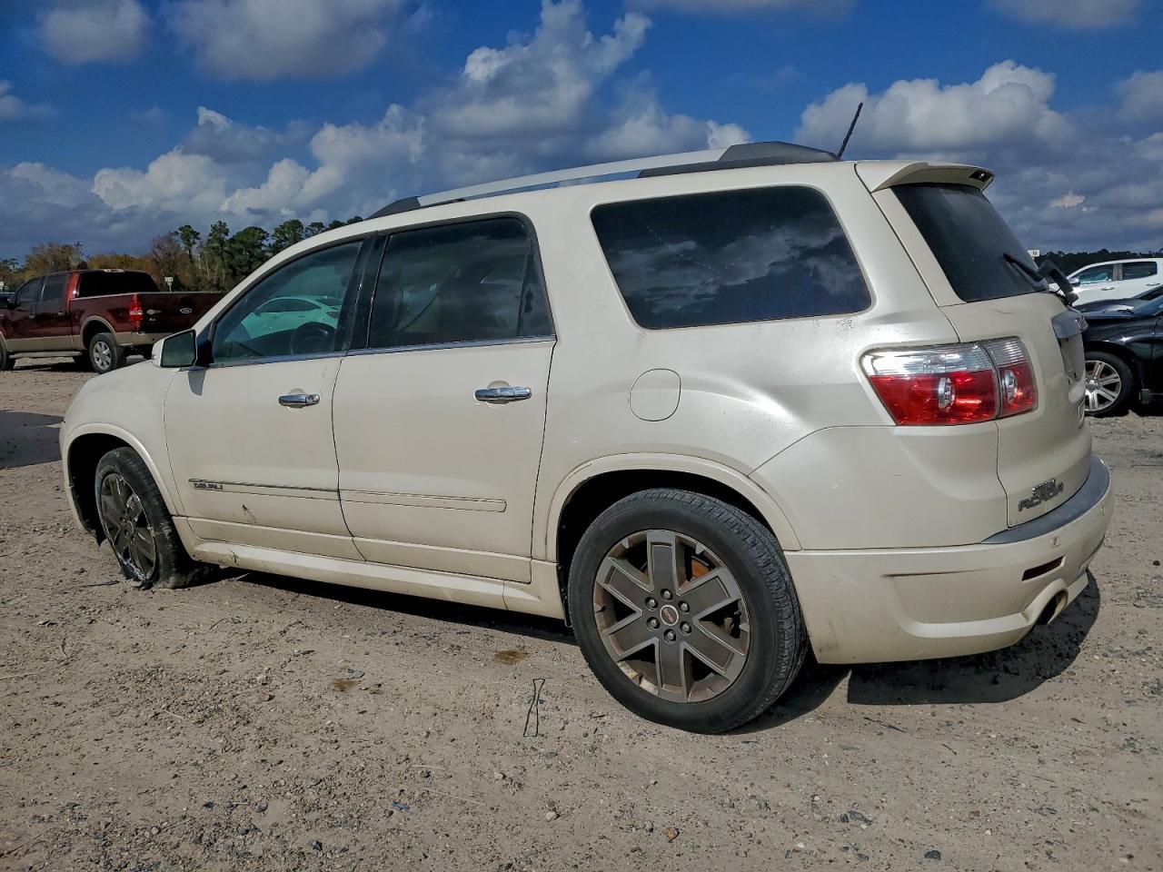 2011 GMC Acadia Denali - Фото 2