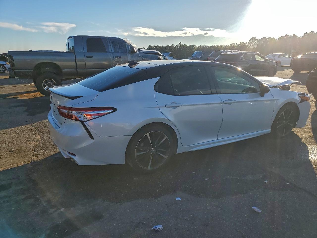 2020 Toyota Camry Xse - Фото 3