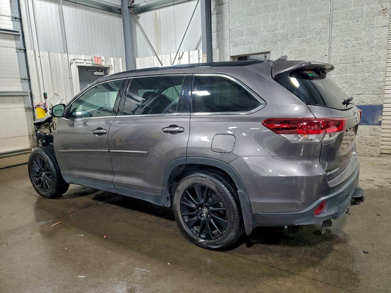 2019 Toyota Highlander Se - Фото 2