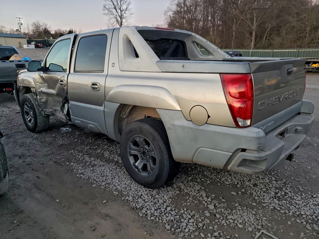 2002 Chevrolet Avalanche K1500 - Image 2
