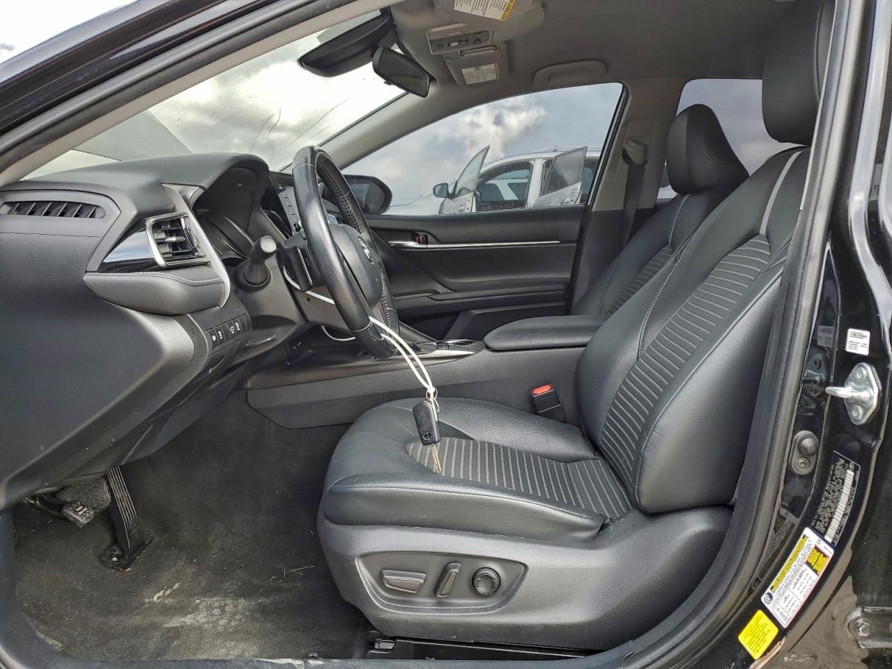 2022 Toyota Camry Se - Image 7