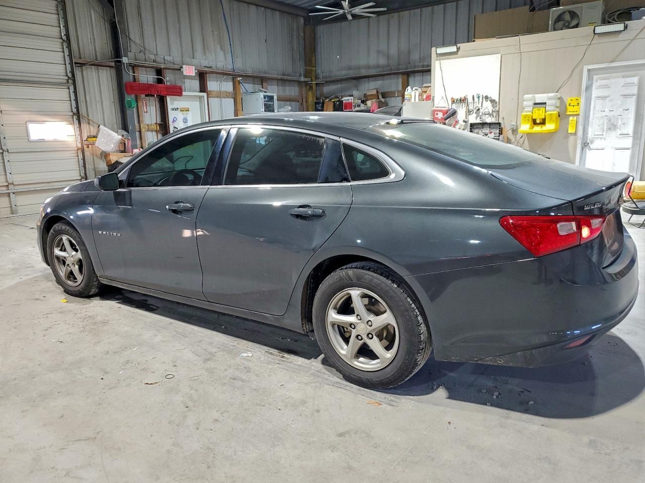 2018 Chevrolet Malibu Ls - Фото 2