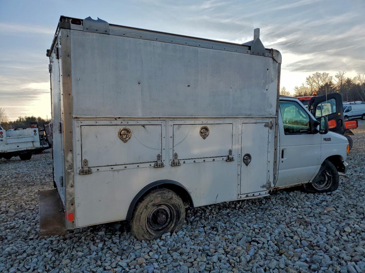 2005 Ford E350 Utility / Service Truck - Image 3