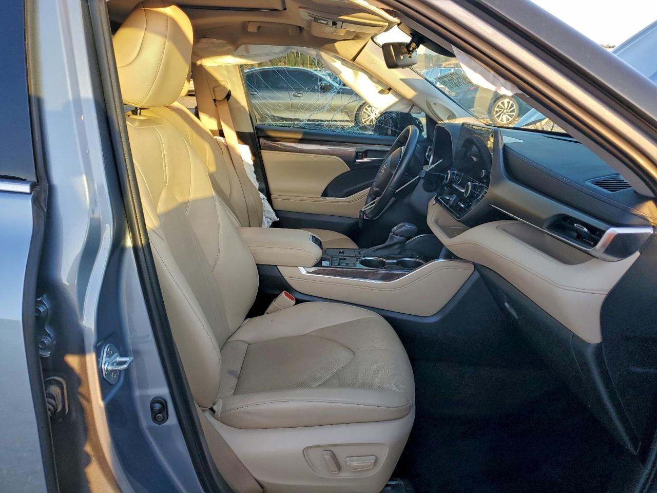 2023 Toyota Highlander Hybrid Limited - Image 7