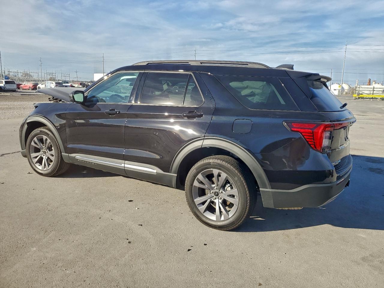 2025 Ford Explorer Active - Image 2