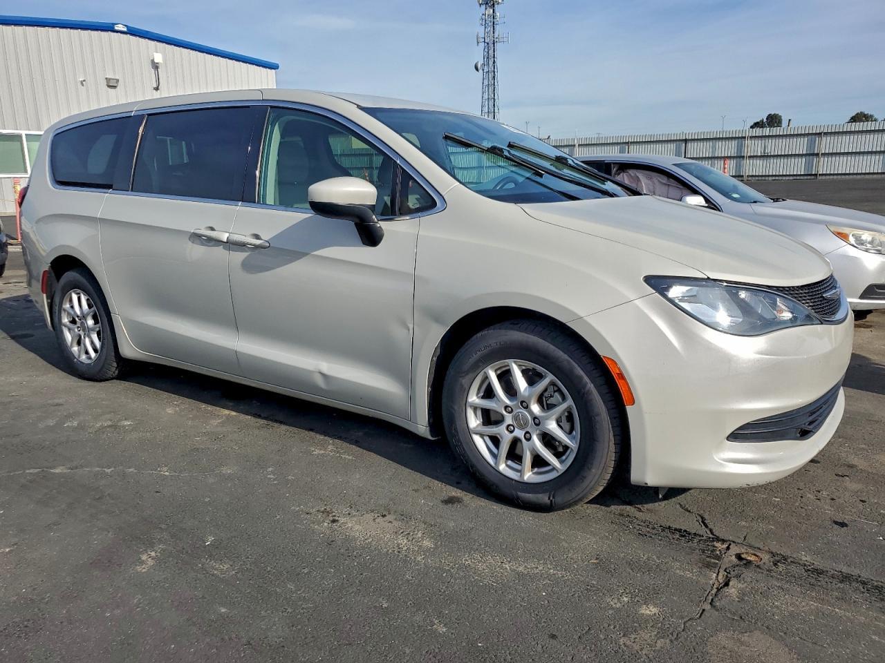 2017 Chrysler Pacifica Lx - Image 4