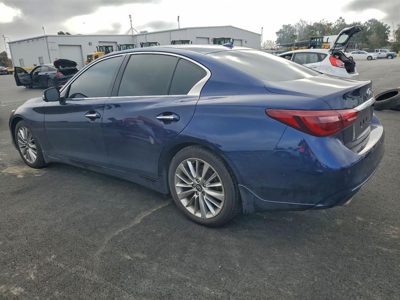 2021 Infiniti Q50 Luxe - Фото 2