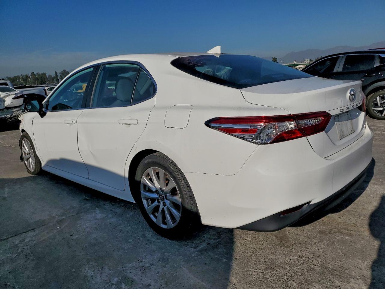 2020 Toyota Camry Le - Фото 2