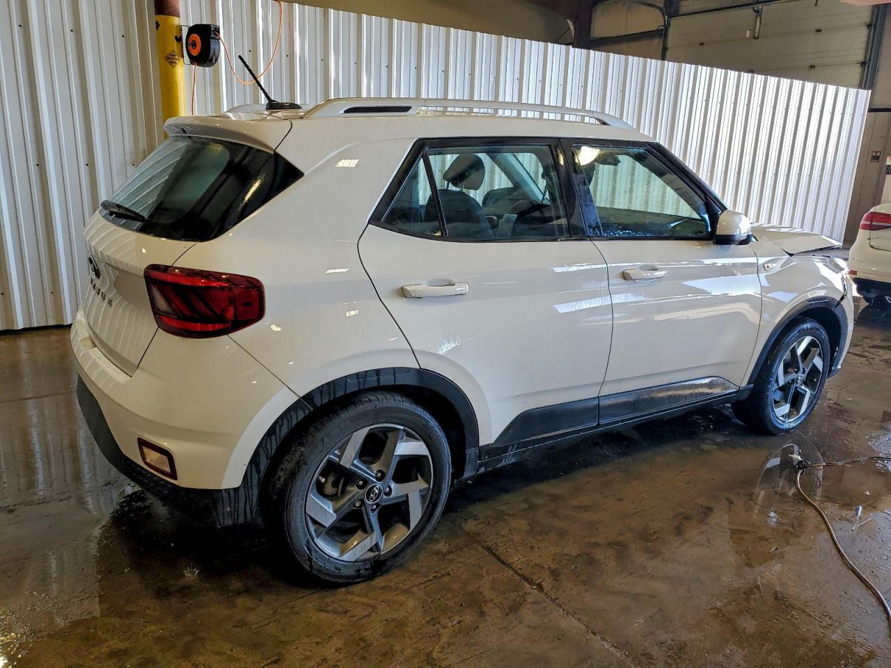 2023 Hyundai Venue Sel - Image 3