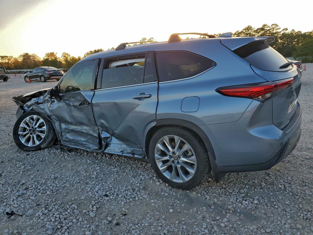 2023 Toyota Highlander Hybrid Limited - Image 2