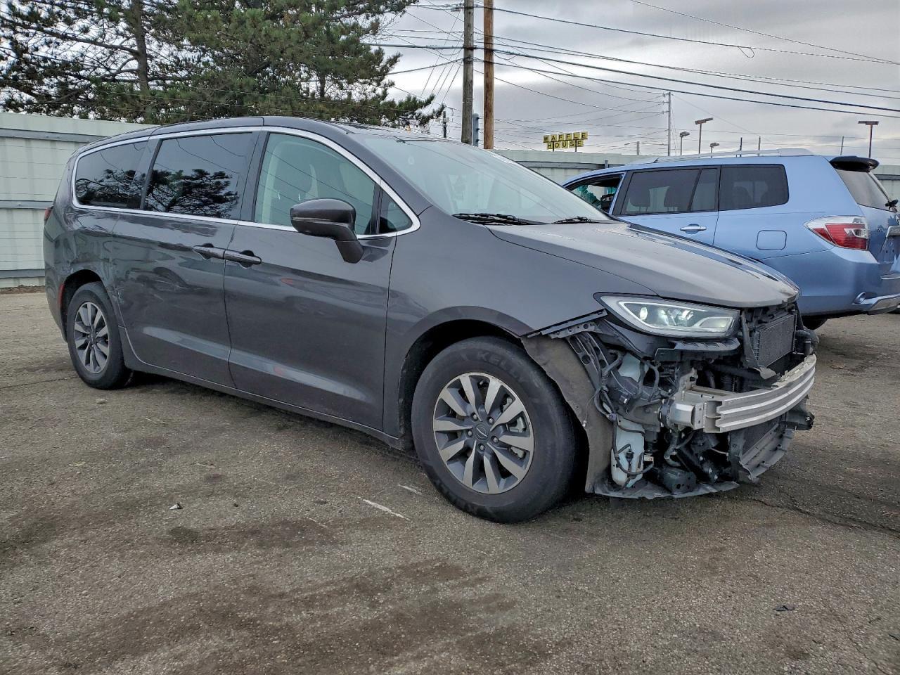 2022 Chrysler Pacifica Hybrid Touring L - Image 4