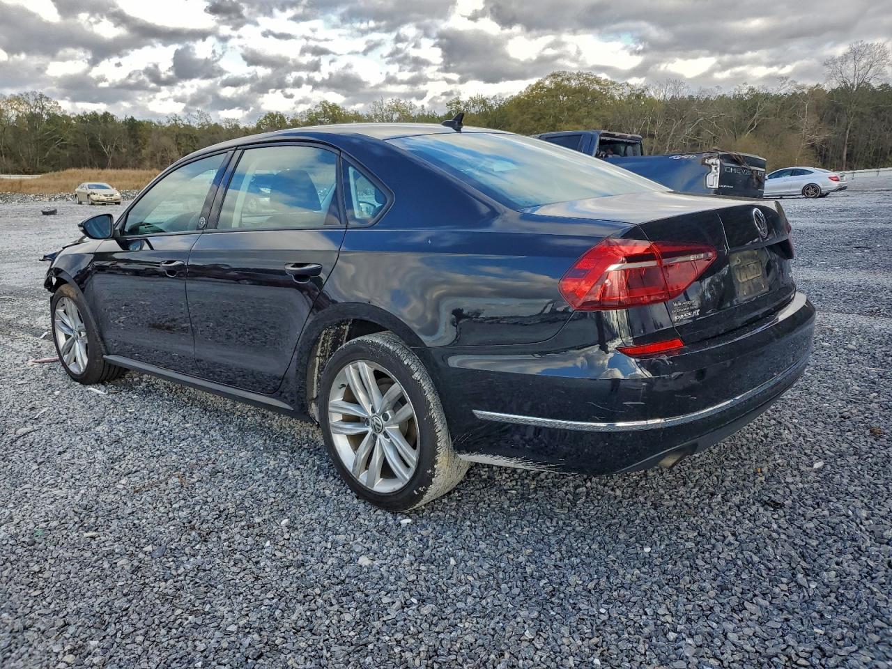 2019 Volkswagen Passat - Image 2