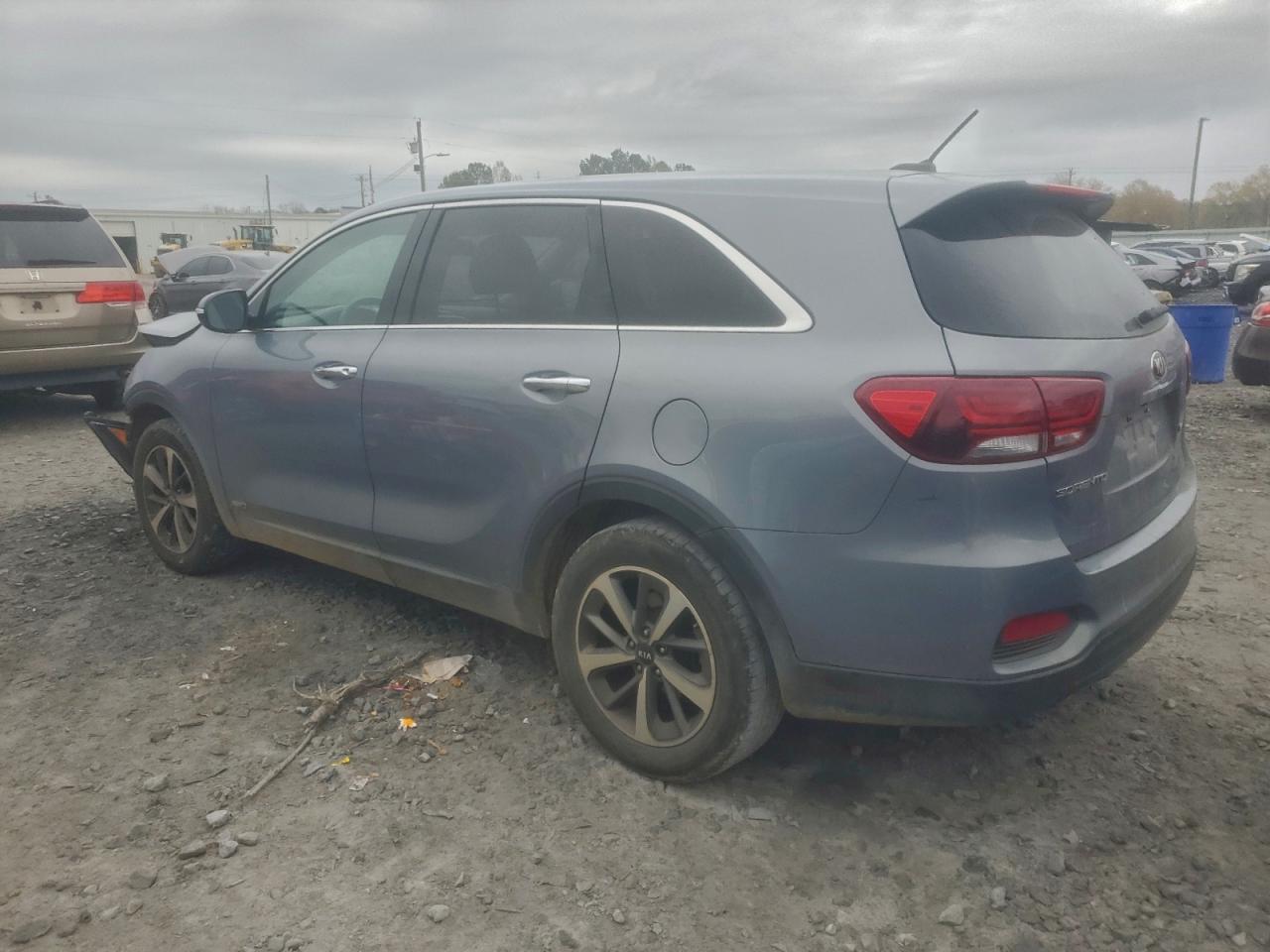 2020 Kia Sorento S - Image 2