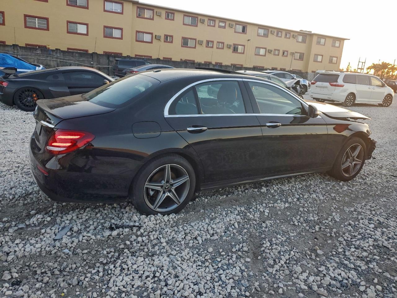 2017 Mercedes-Benz E 300 4Matic - Фото 3