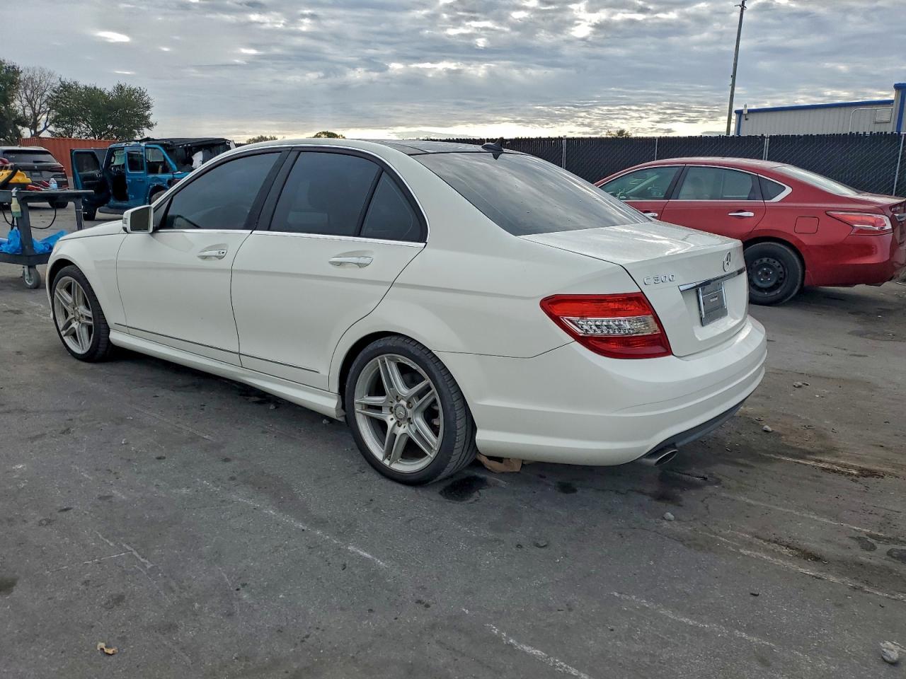 2011 Mercedes-Benz C 300 - Фото 2