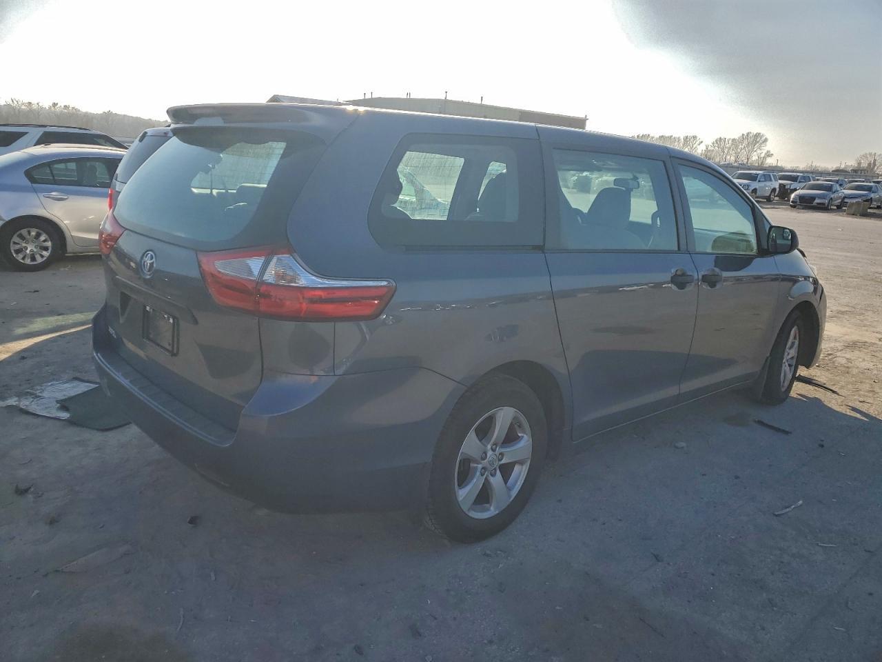 2015 Toyota Sienna - Image 3