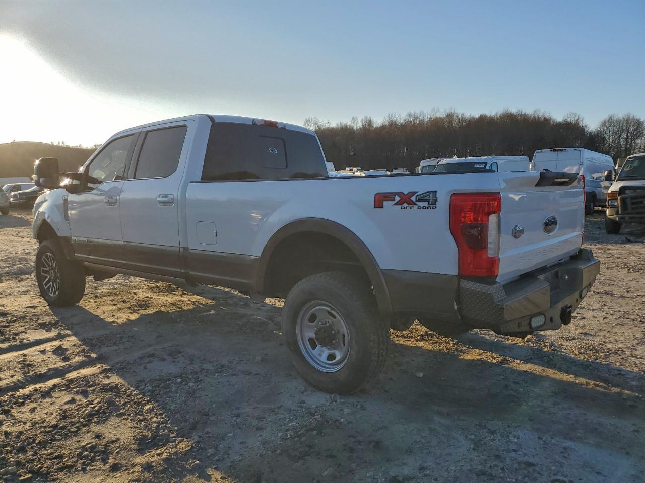 2017 Ford F350 Super Duty - Фото 2