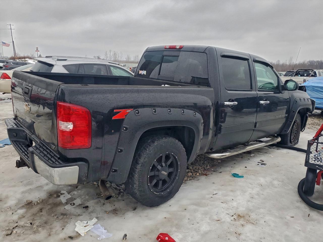 2007 Chevrolet Silverado K1500 Crew Cab - Image 3