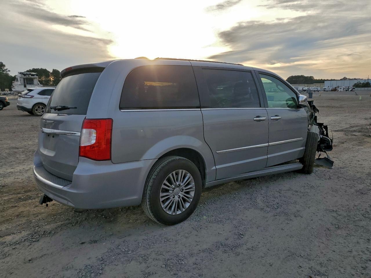 2015 Chrysler Town & Country Touring L - Image 3