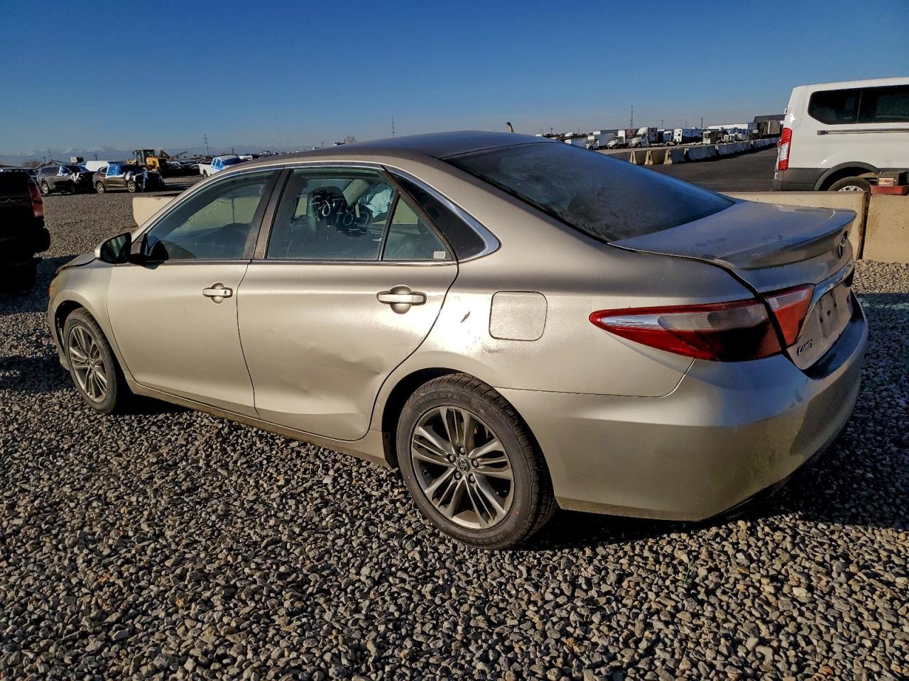2016 Toyota Camry Le - Фото 2