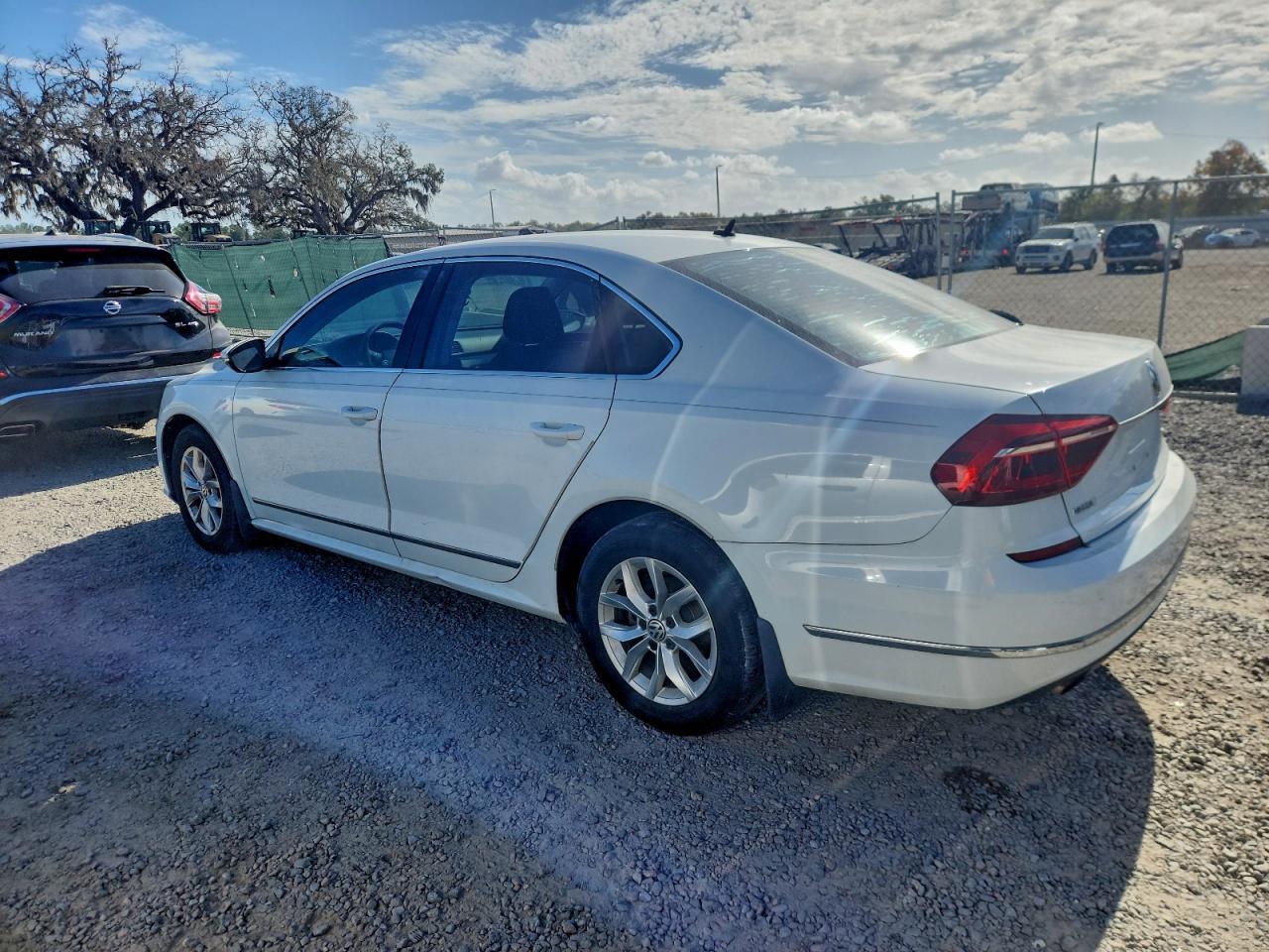 2017 Volkswagen Passat S - Фото 2