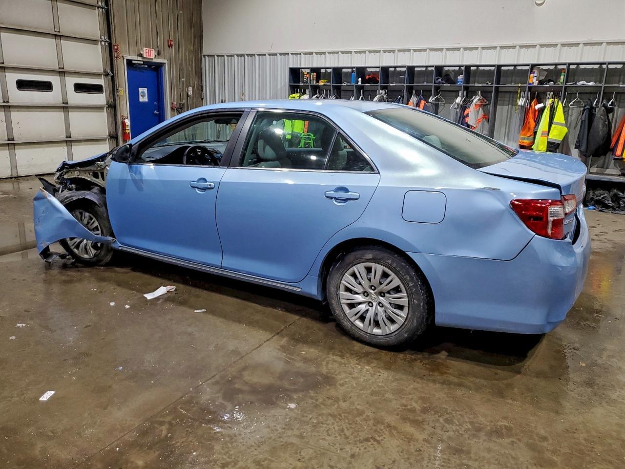 2014 Toyota Camry Le - Фото 2