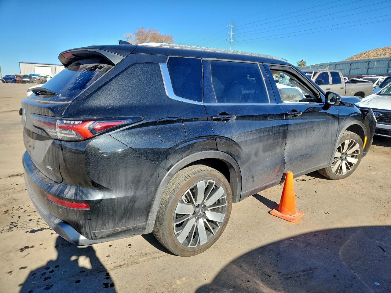 2025 Mitsubishi Outlander Sel - Image 3