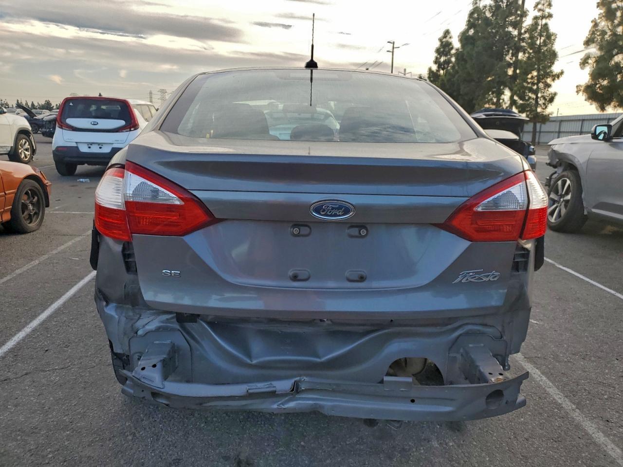 2014 Ford Fiesta Se - Фото 6