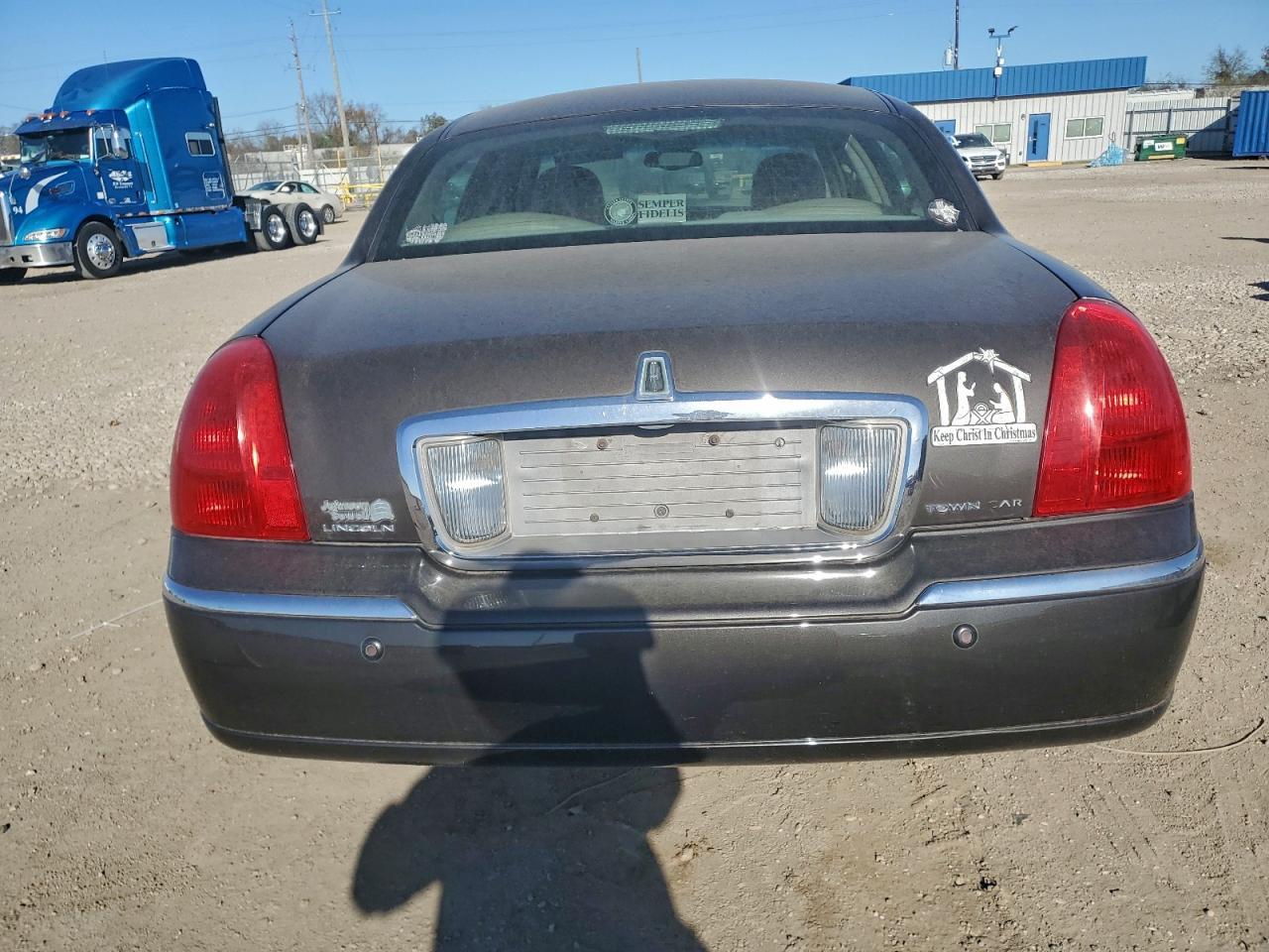 2005 Lincoln Town Car Signature Limited - Image 6