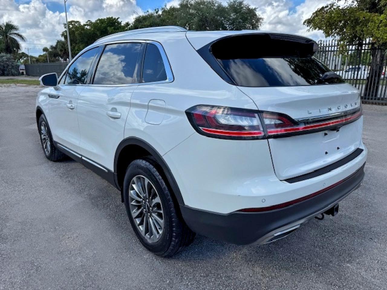 2021 Lincoln Nautilus Reserve - Image 2