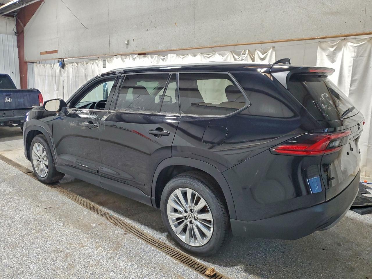 2025 Toyota Grand Highlander Le - Image 2