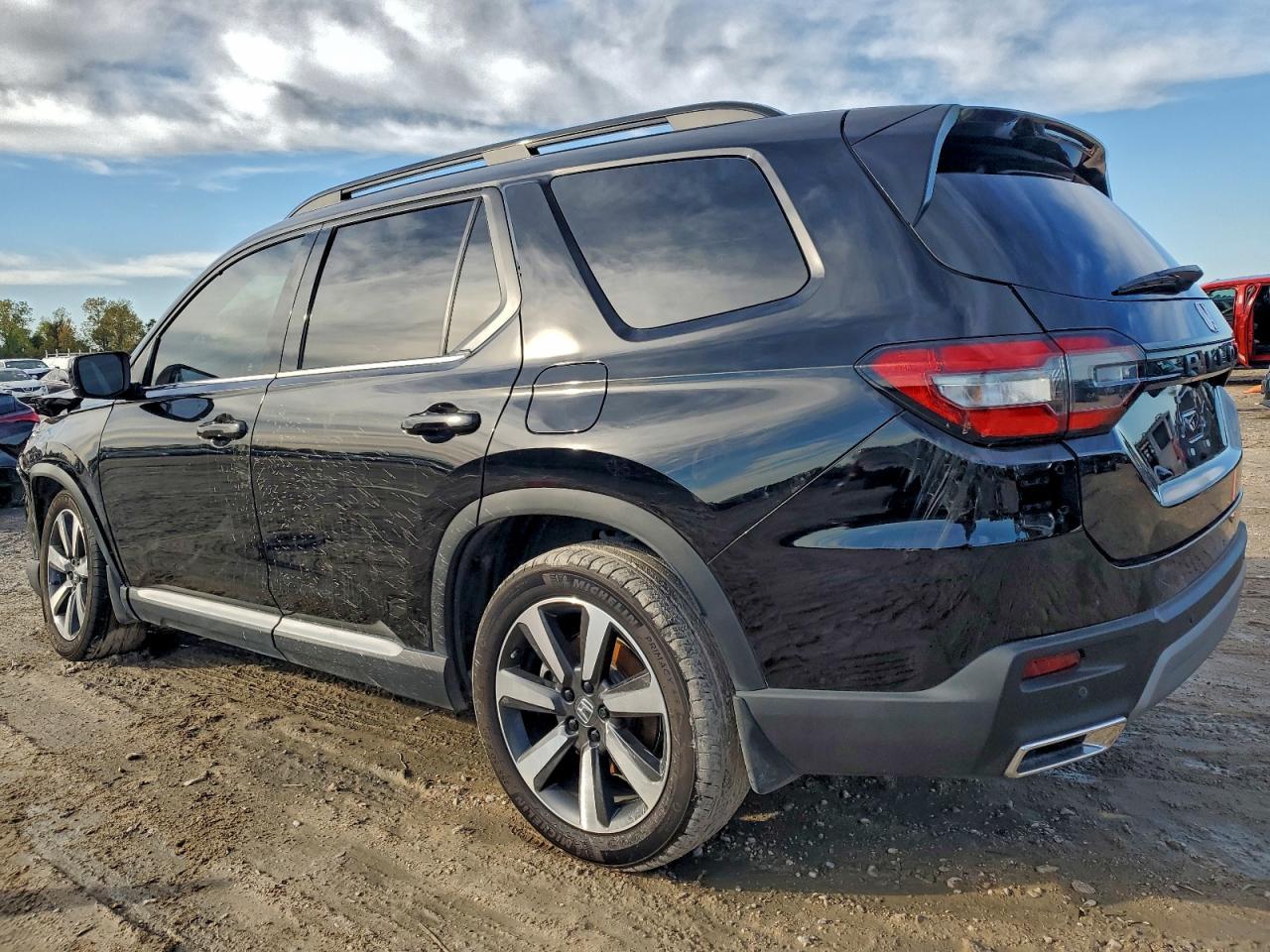 2025 Honda Pilot Touring - Image 2