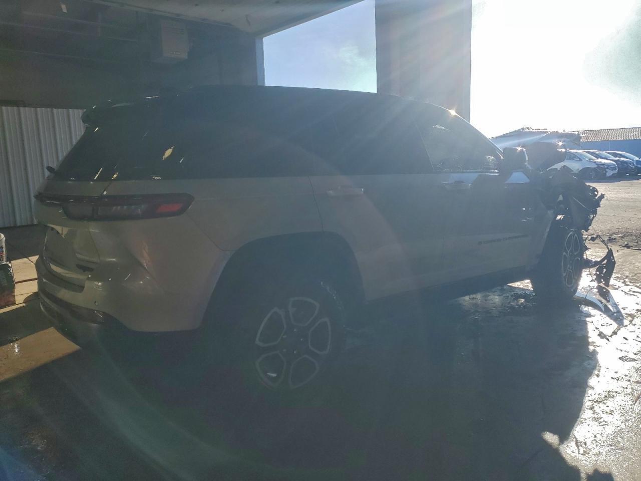 2022 Jeep Grand Cherokee Trailhawk 4Xe - Image 3