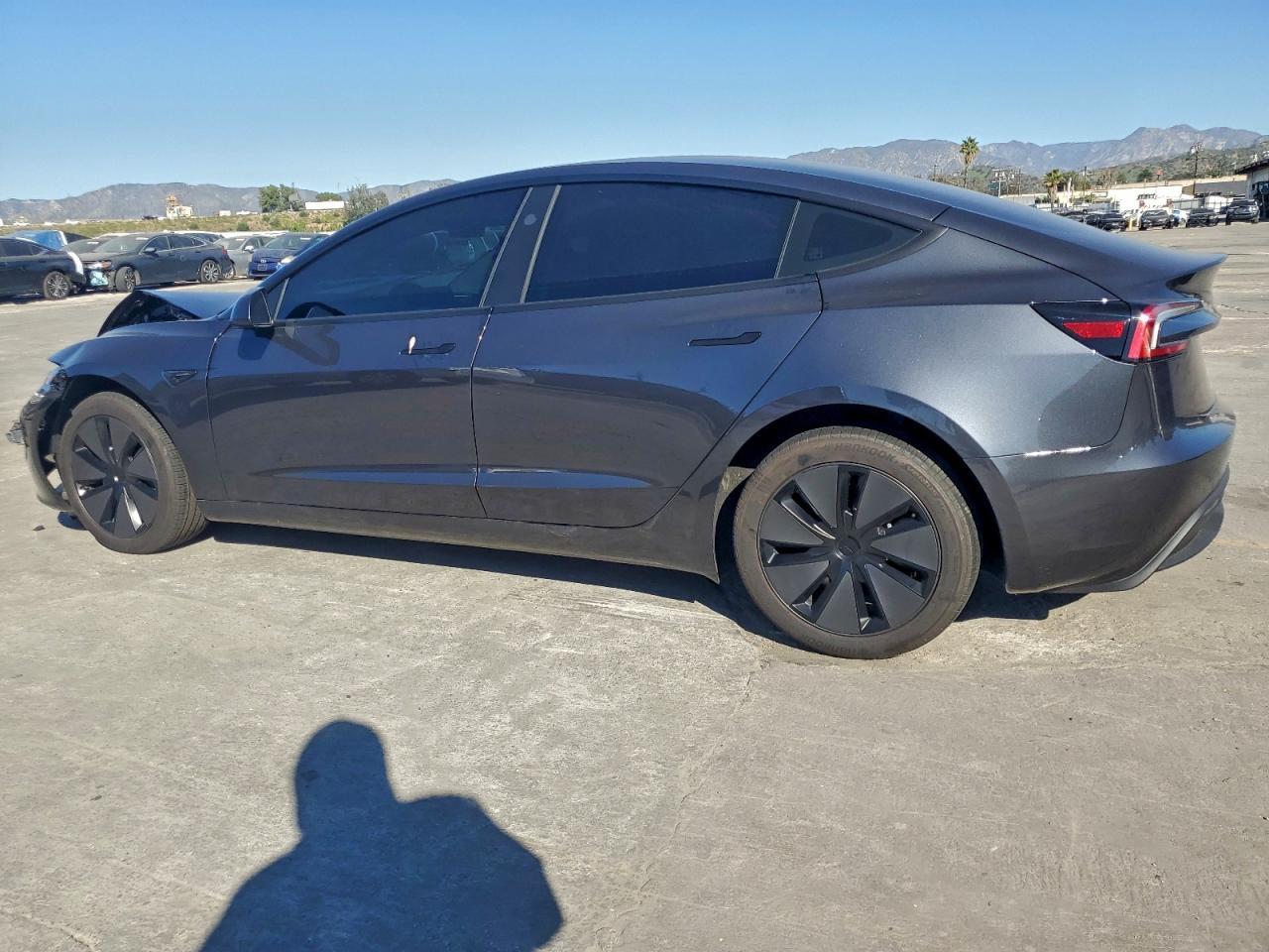 2025 Tesla Model 3 - Фото 2
