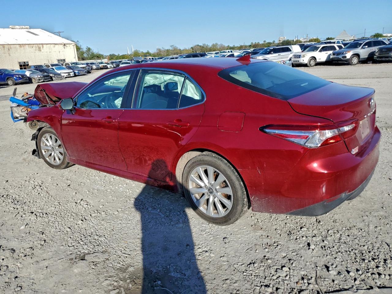 2020 Toyota Camry Le - Фото 2