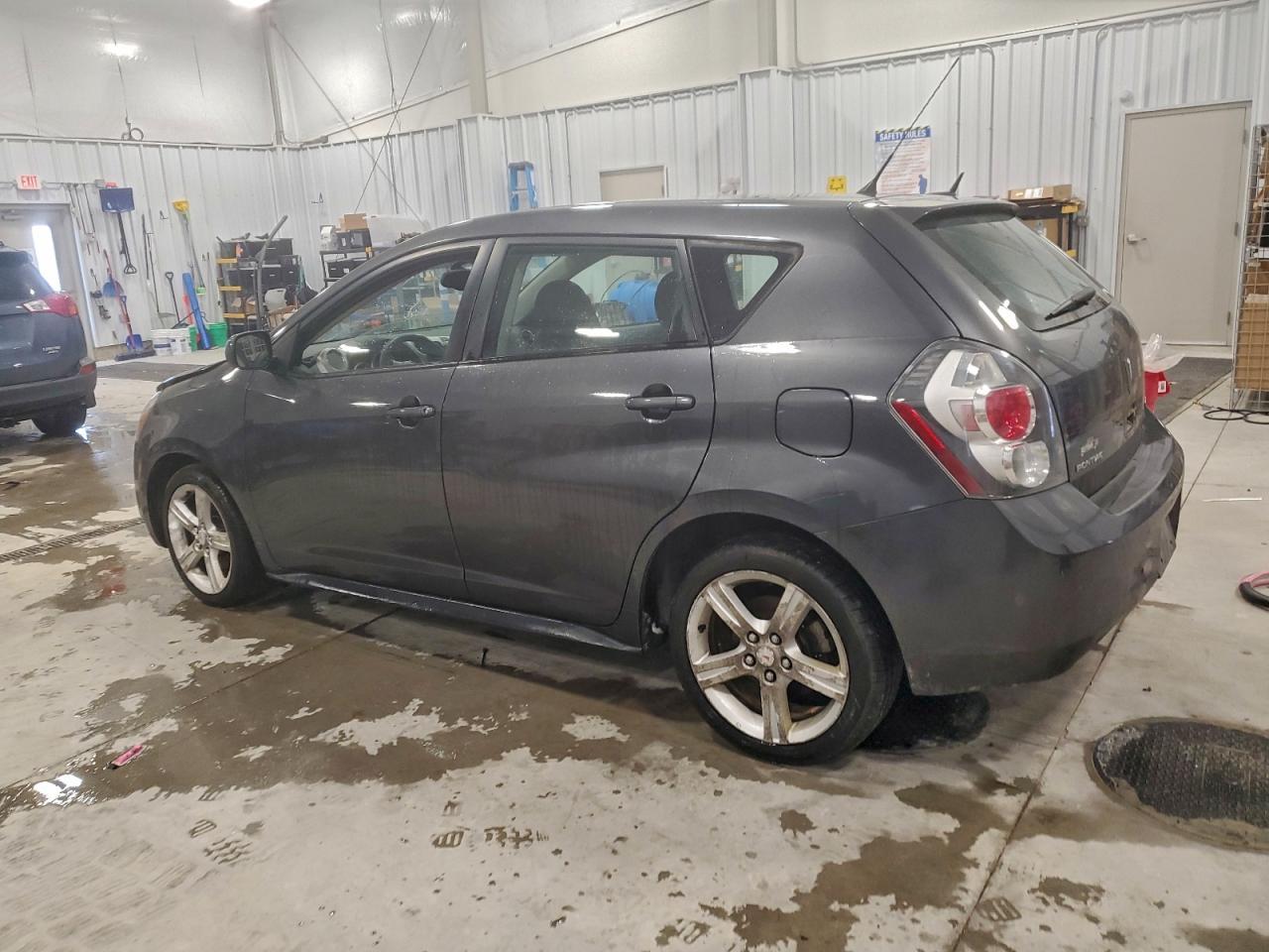 2010 Pontiac Vibe - Image 2
