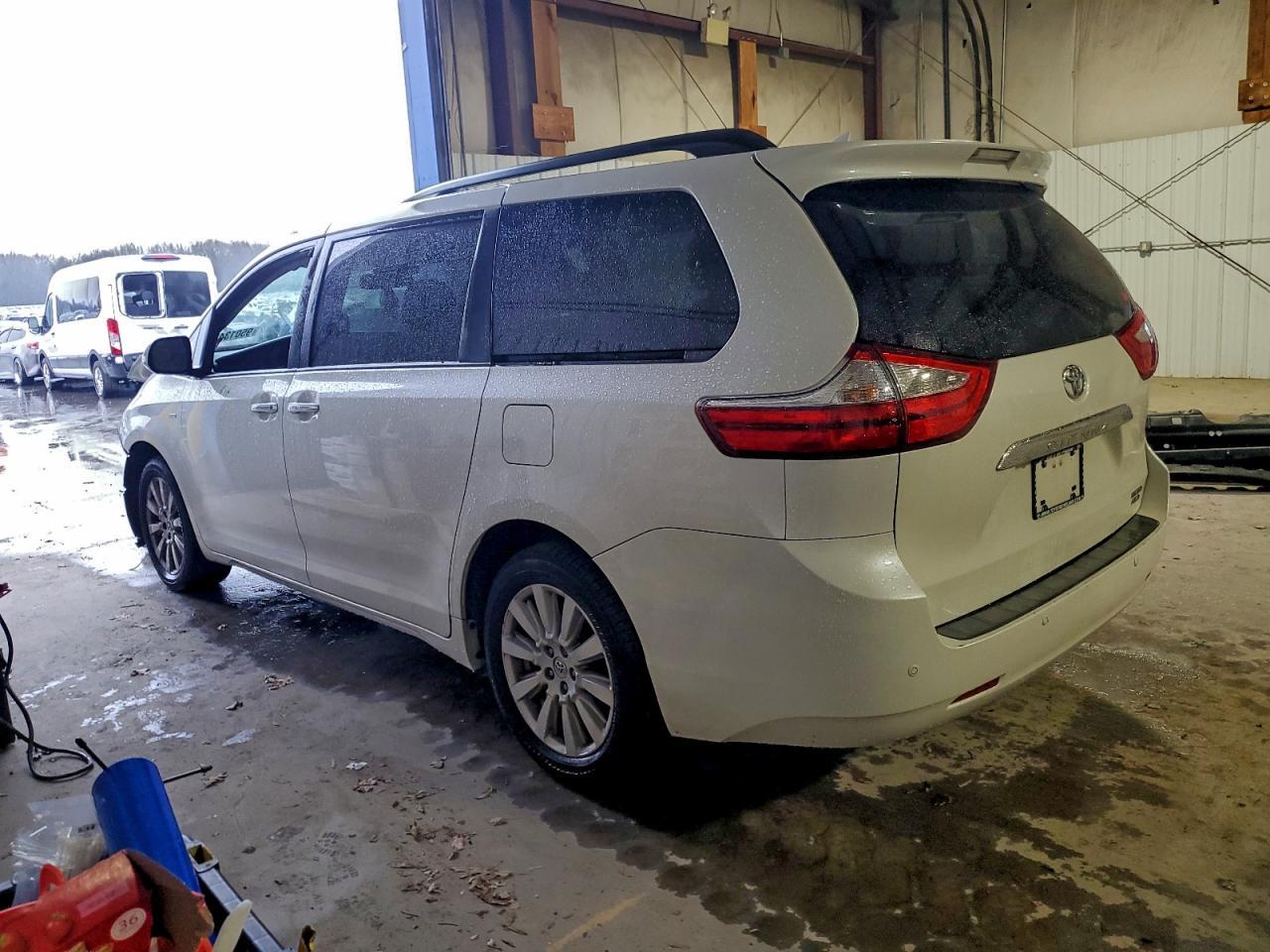 2017 Toyota Sienna Xle - Фото 2