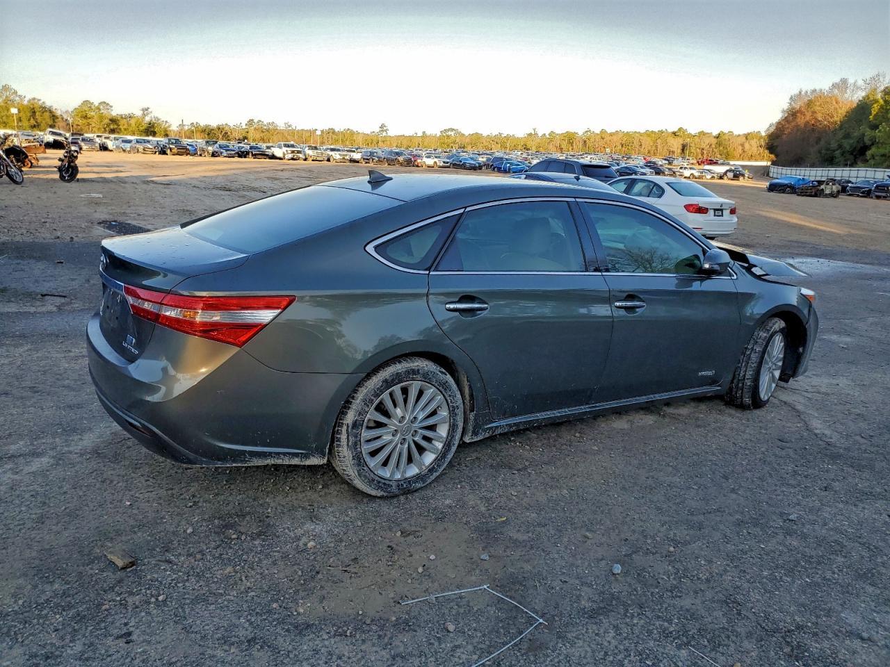 2013 Toyota Avalon Hybrid Limited - Image 3