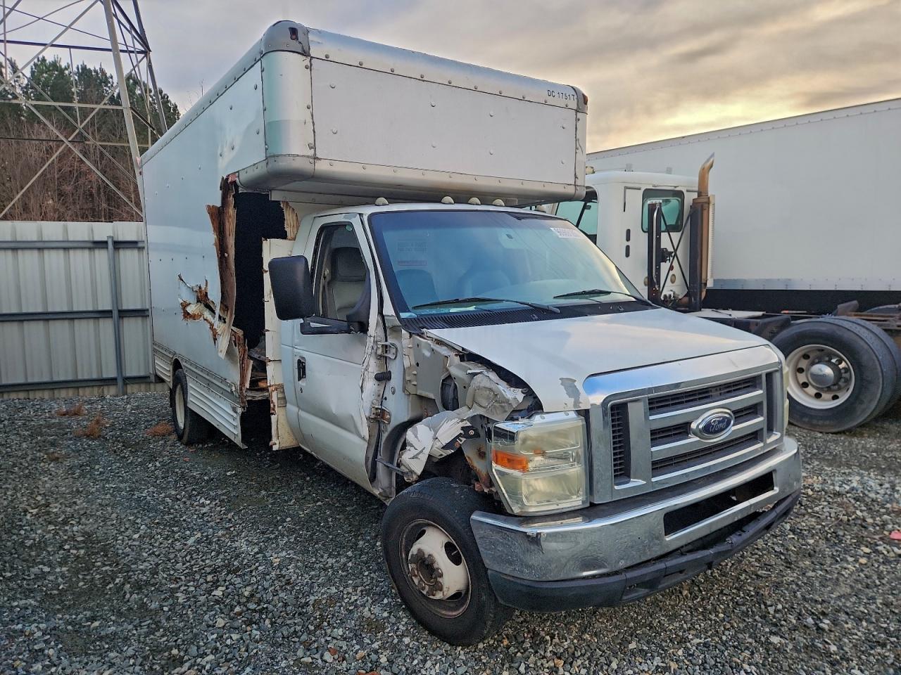 2008 Ford E 450 Box Truck - Image 4