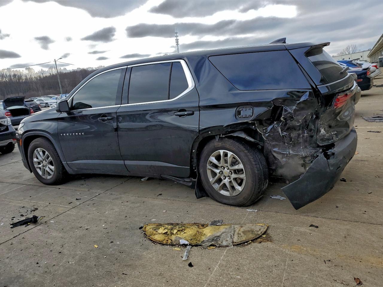 2022 Chevrolet Traverse Ls - Фото 2