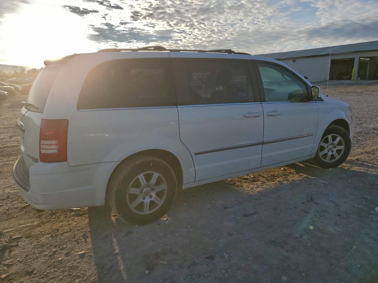 2010 Chrysler Town & Country Touring - Фото 3