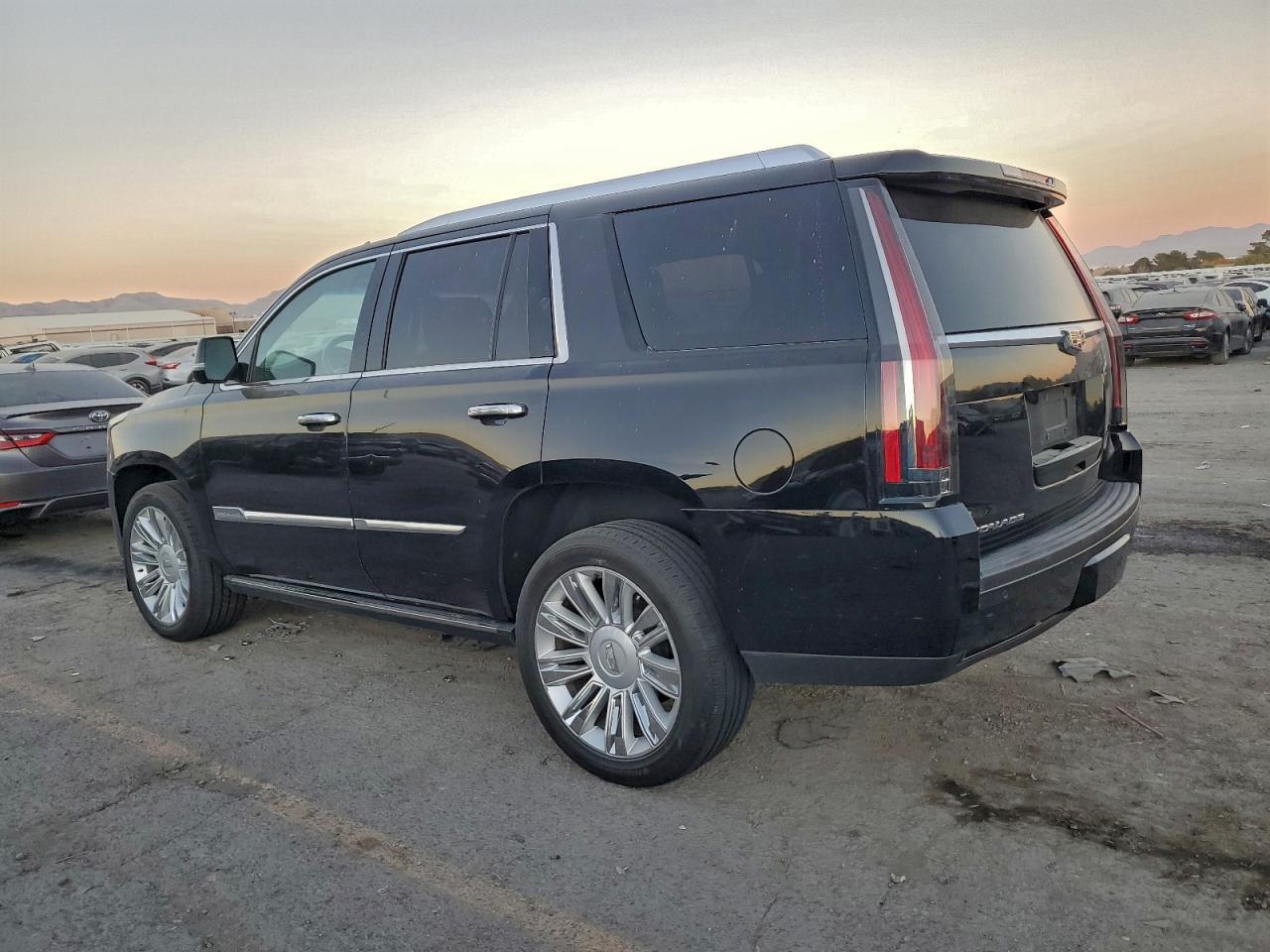 2016 Cadillac Escalade Platinum - Фото 2