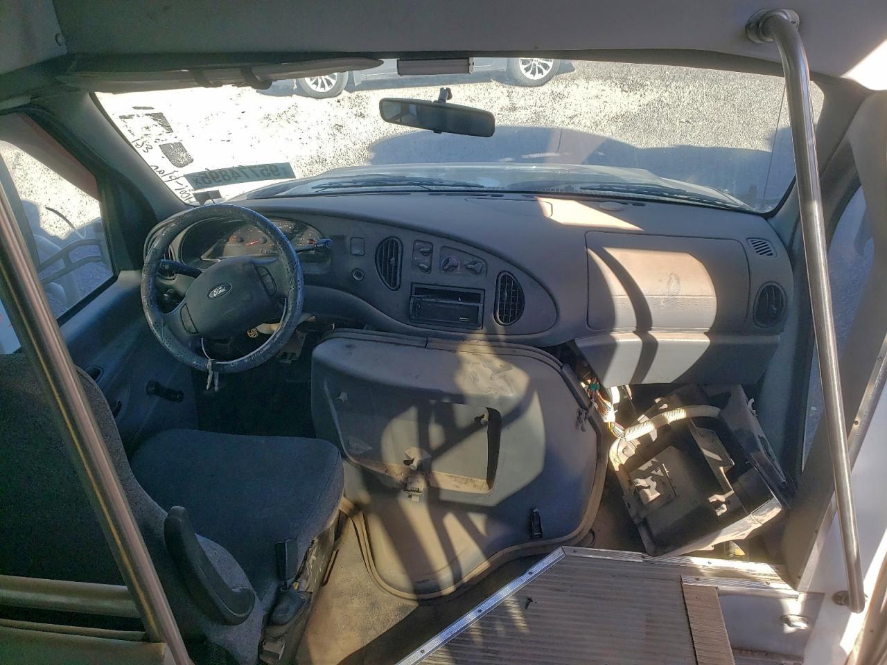 2008 Ford Econoline E450 Super Duty Cutaway Van - Image 5