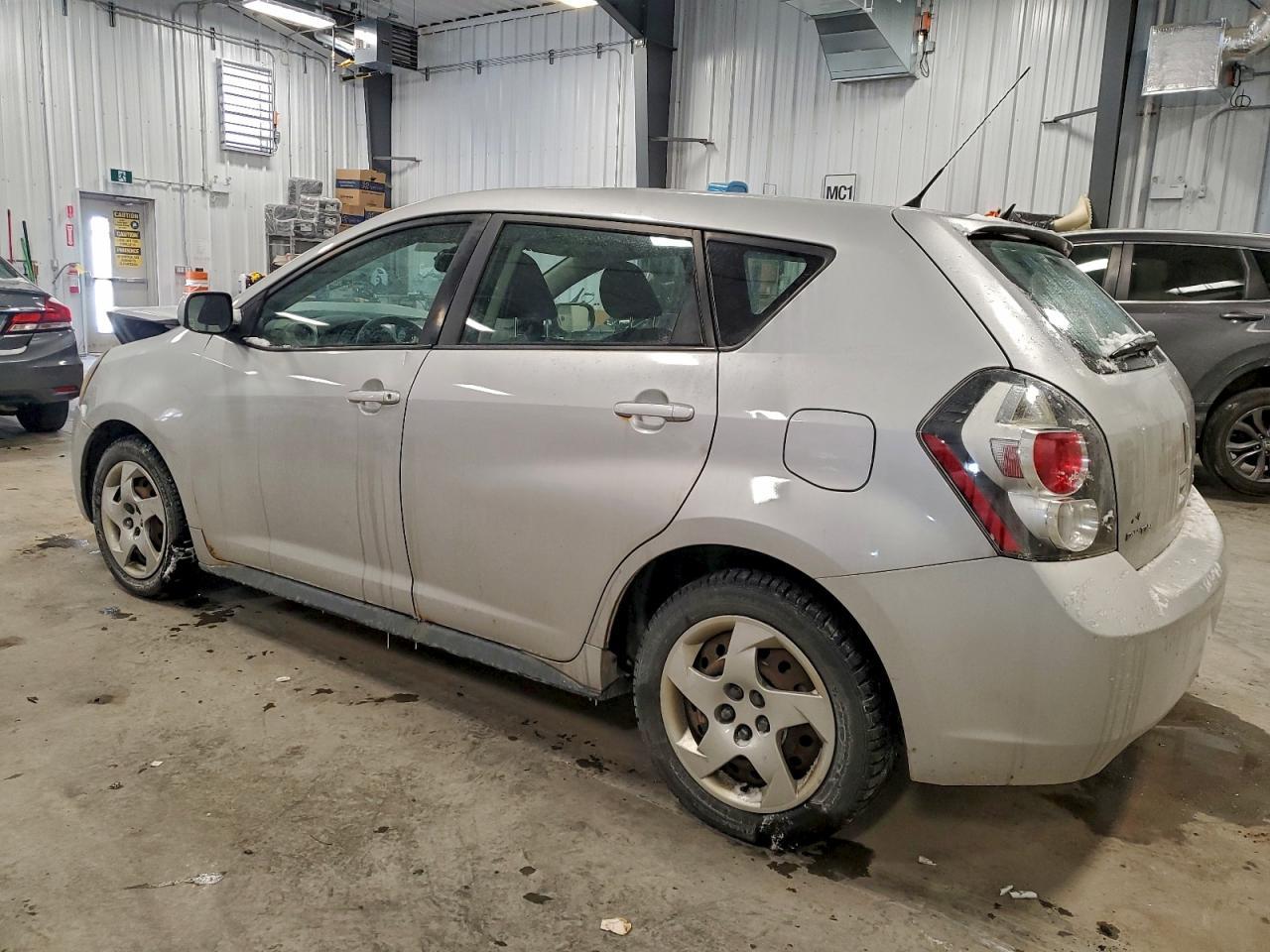 2010 Pontiac Vibe - Image 2