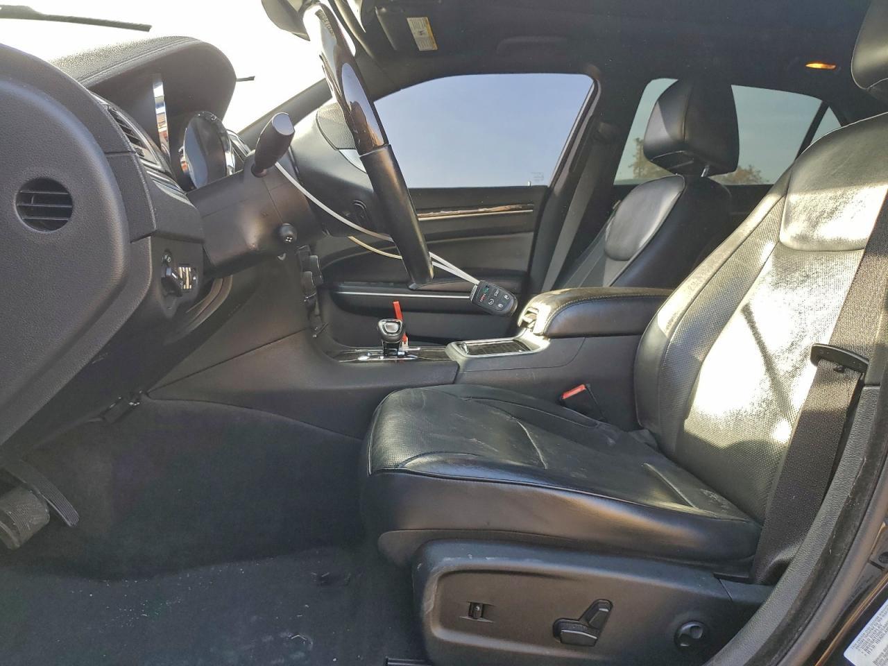 2013 Chrysler 300C - Image 7