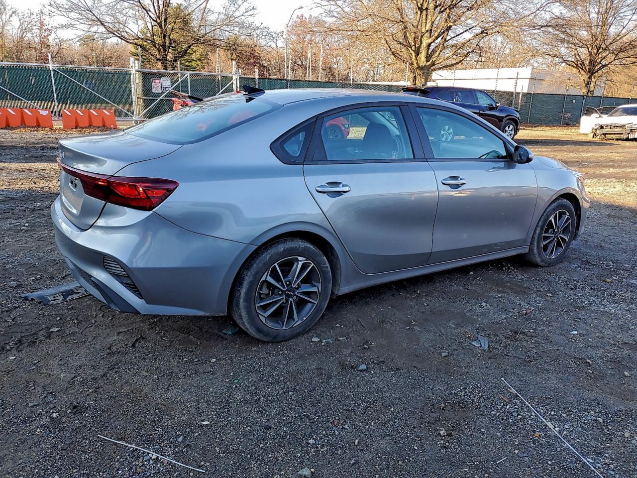 2023 Kia Forte Lxs - Image 3