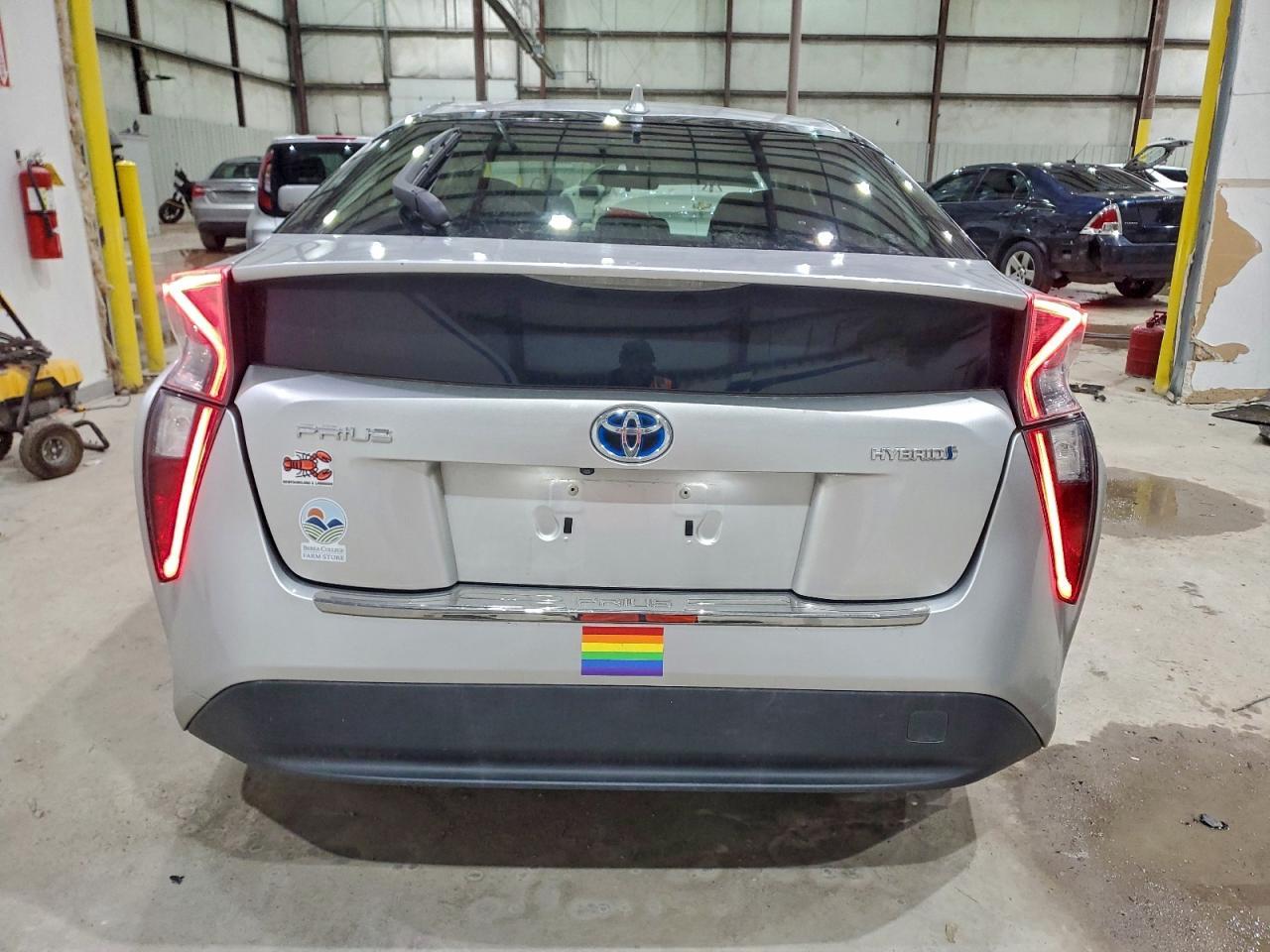 2016 Toyota Prius Two - Фото 6