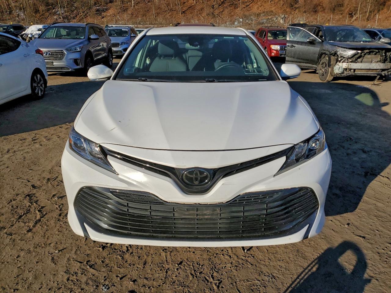 2020 Toyota Camry Le - Фото 5