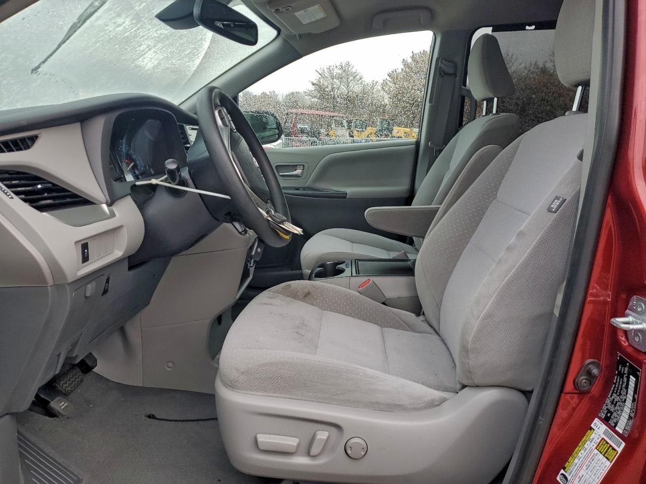 2020 Toyota Sienna Le - Image 7
